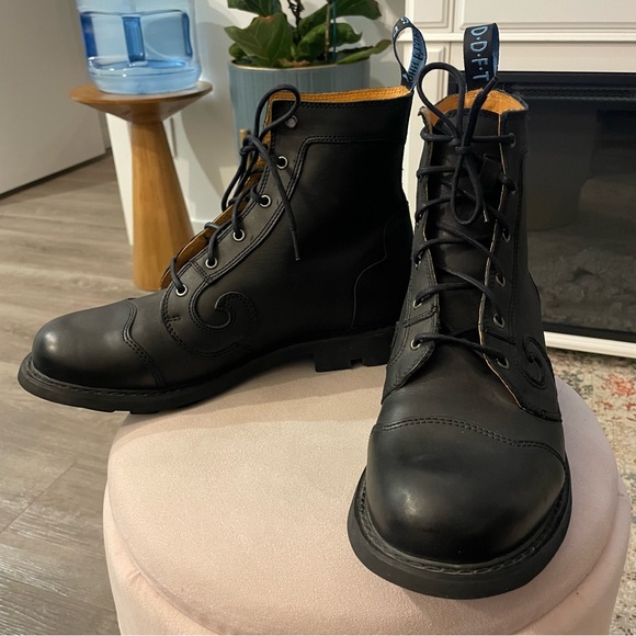 John Fluevog 7TH HEAVEN DERBY SWIRL
(6 EYE) CLASSIC DERBY BOOTS in Black Leather - Picture 5 of 13